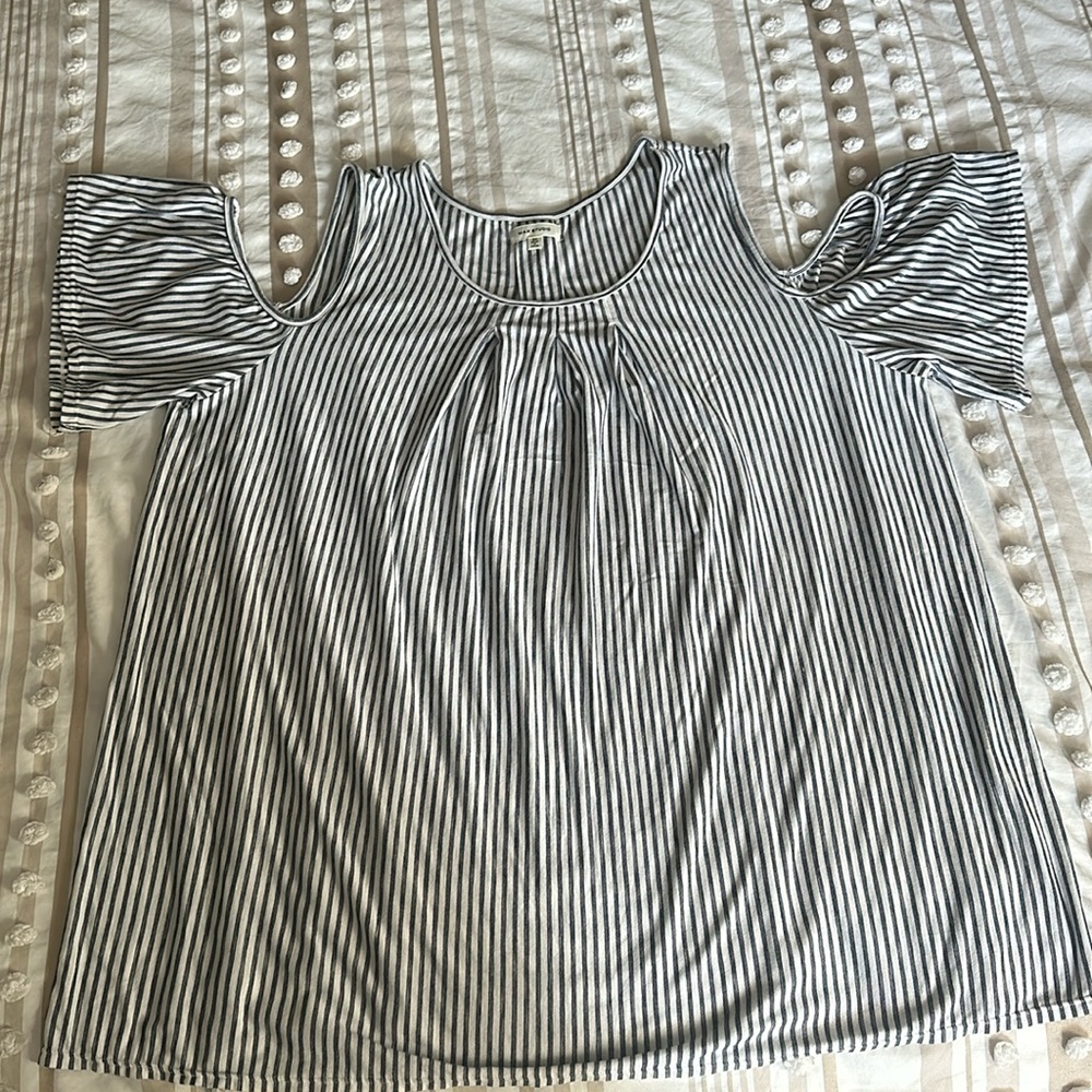 Max Studio Cold Shoulder - Picture 2 of 4